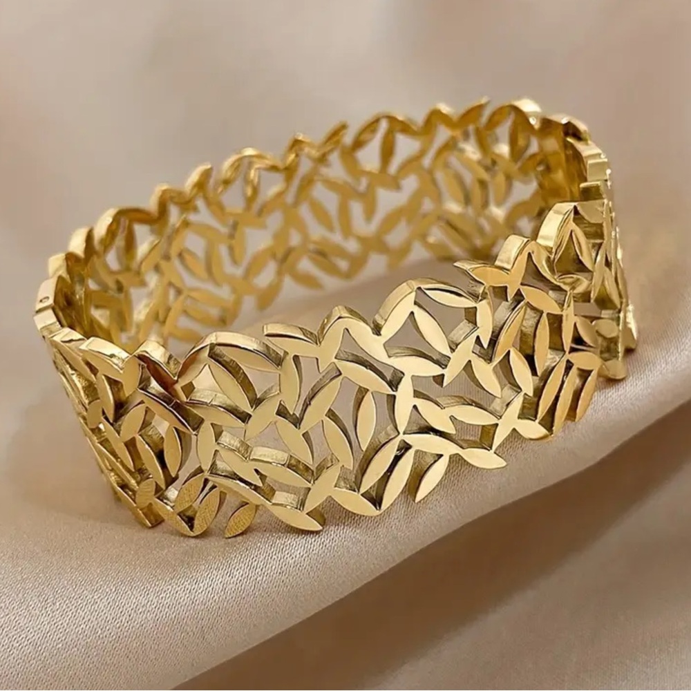 👠Bold Openwork 18K Gold-Pl Stainless Steel Cuff Bracelet Statement Hinged Design